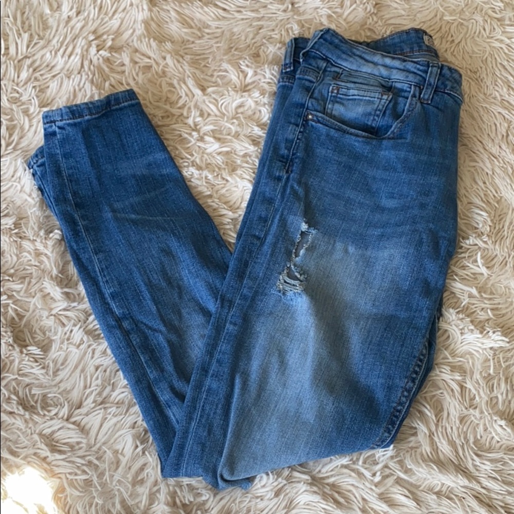 Low cut ripped jeans